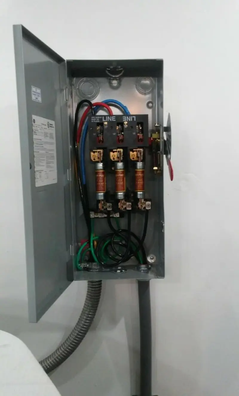Three-phase disconnect switch installed for Electrical Wiring & Rewiring in Nogales